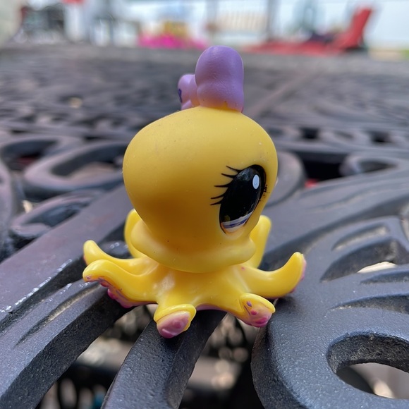 Littlest Pet Shop Yellow Octopus Lavender Bow - Picture 2 of 8
